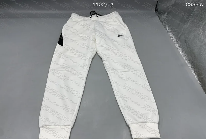 1688 Tech Fleece White 4