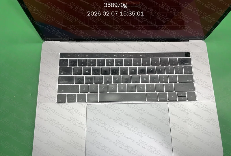 2x MacBooks 3