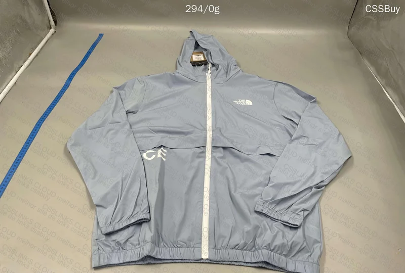 39¥ (+10¥) The North Face Windbreaker