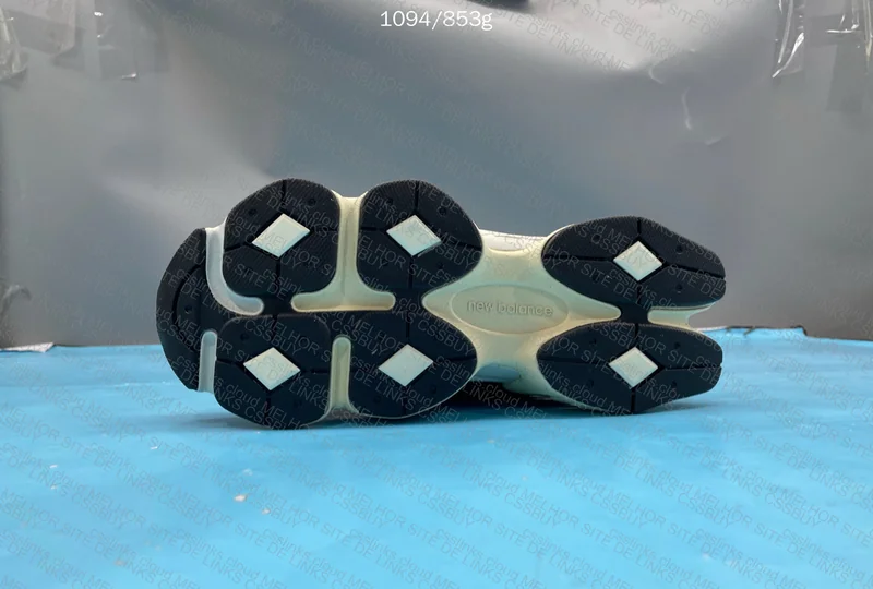 9060 Black and White 4