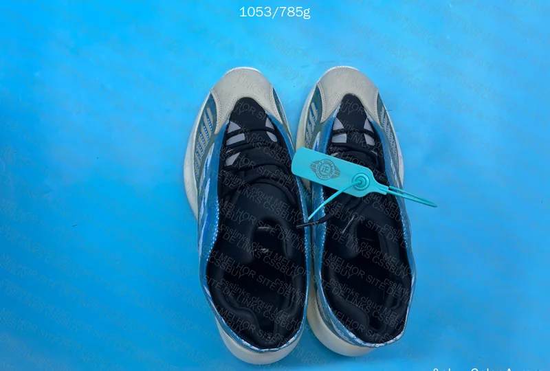 Adidas 700v3