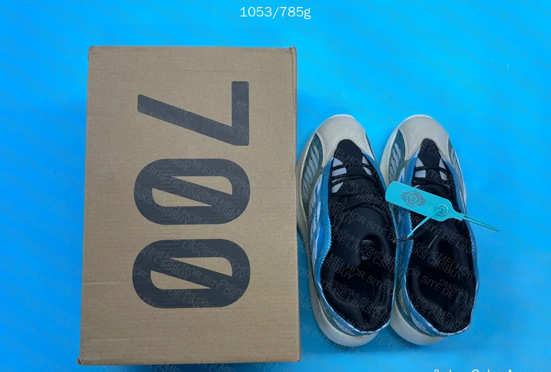Adidas 700v3 2