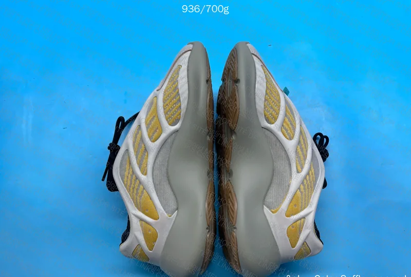 Adidas 700v3