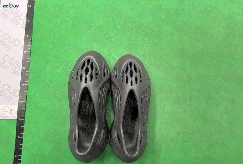 Adidas Foam Runner 3