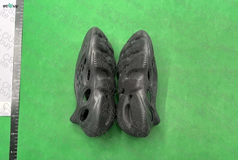 Adidas Foam Runner 4