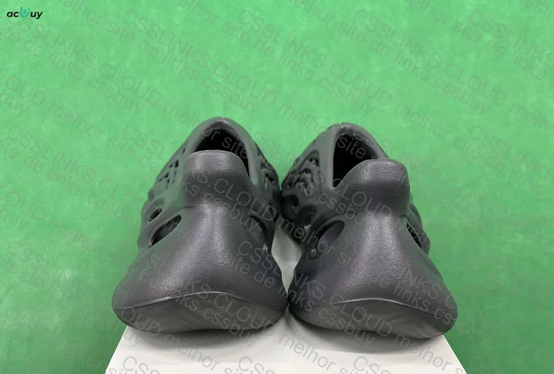 Adidas Foam Runner 6