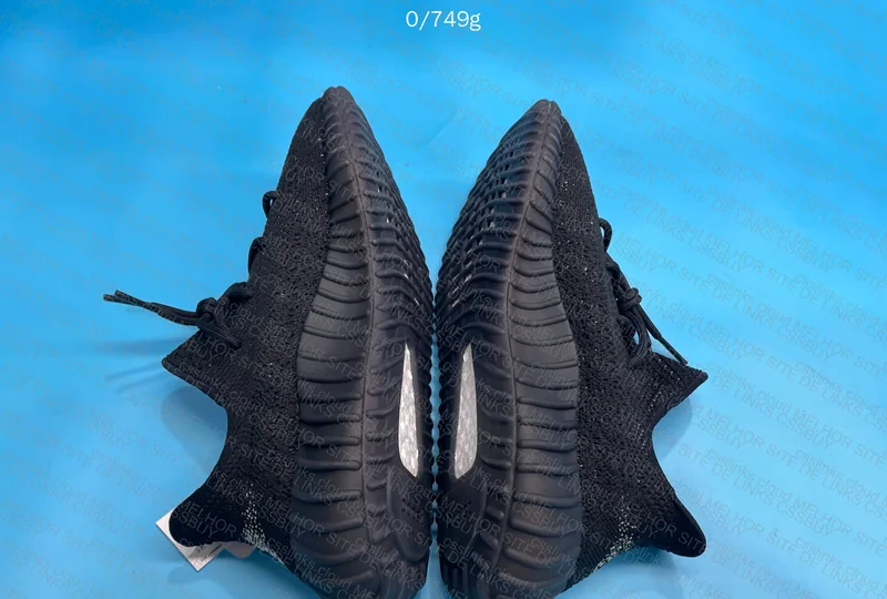 Adidas Yeezy 350 V2 - Core Black
