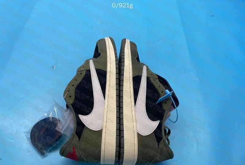 Air J1 Low Travis - Black Olive