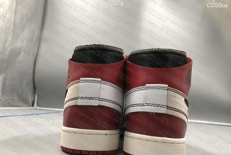 Air Jordan 1 Chicago Off-White 4