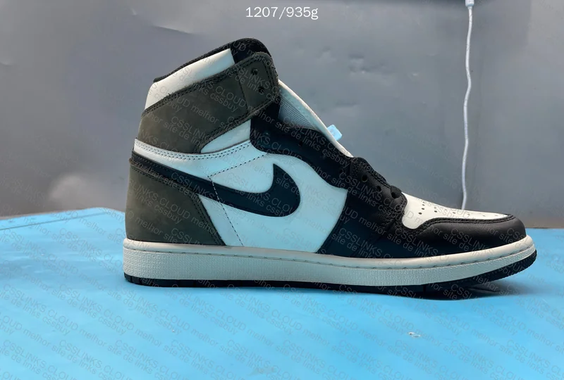 Air Jordan 1 Dark Mocha 3