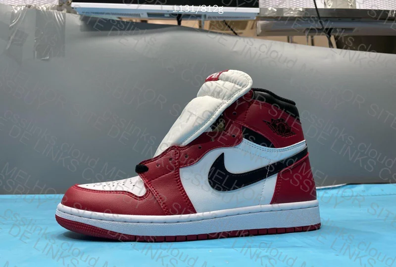 Air Jordan 1 High OG Chicago 4