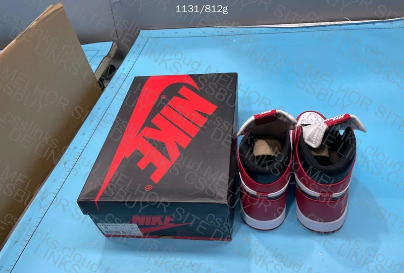 Air Jordan 1 High OG Chicago 5
