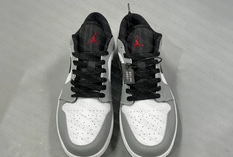 Air Jordan 1 "Light Smoke Gray" 2
