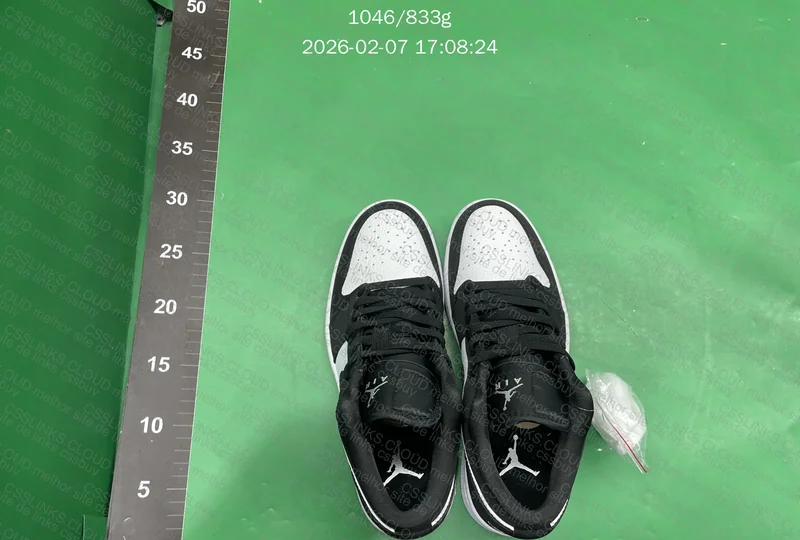 Air Jordan 1 Low - Black/White 4