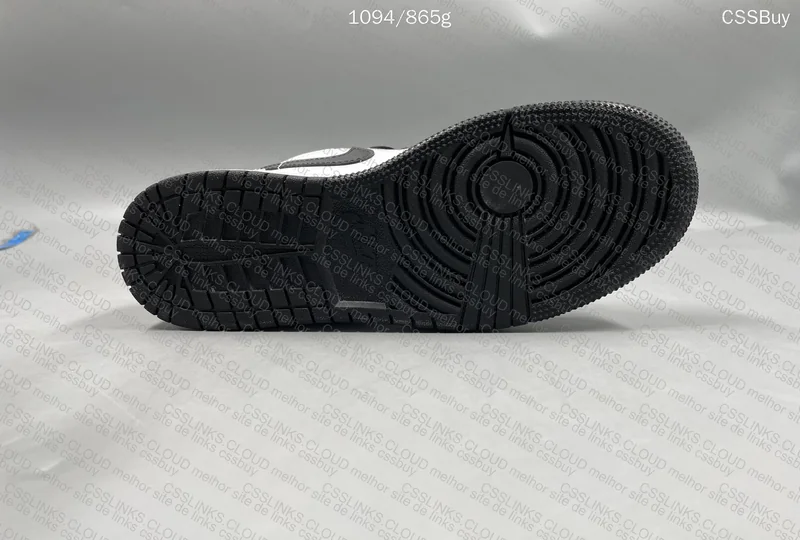 Air Jordan 1 Low "Light Smoke Grey" 4