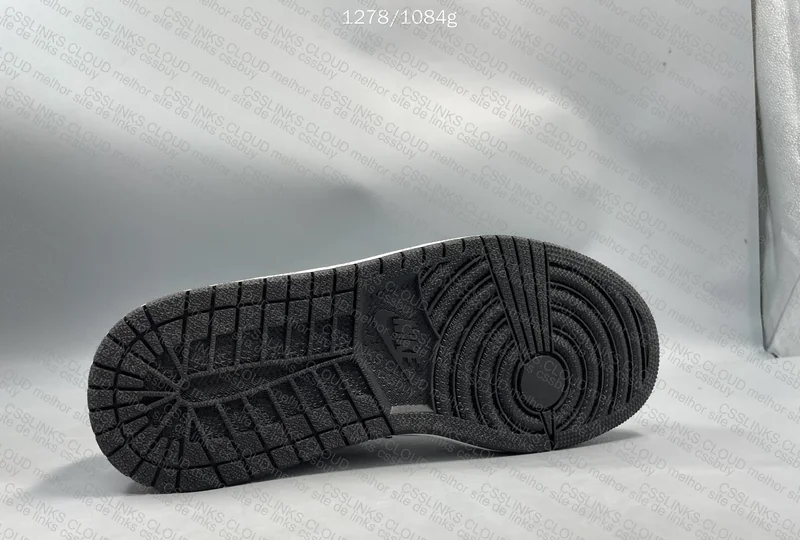 Air Jordan 1 Low (Light Smoke Grey)