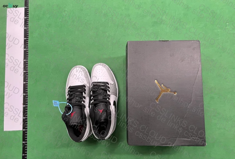 Air Jordan 1 Low Light Smoke Grey