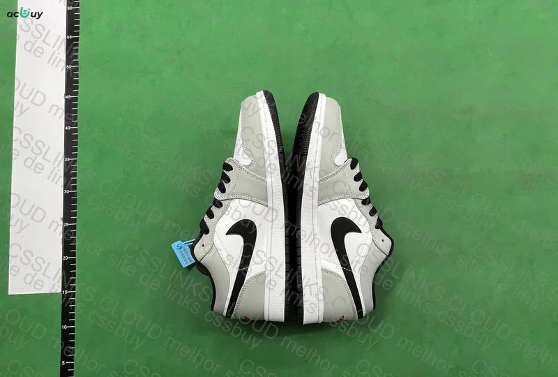 Air Jordan 1 Low Light Smoke Grey 4