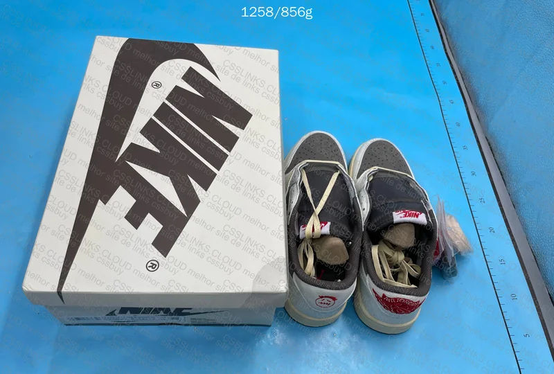 Air Jordan 1 Low Mocha 10