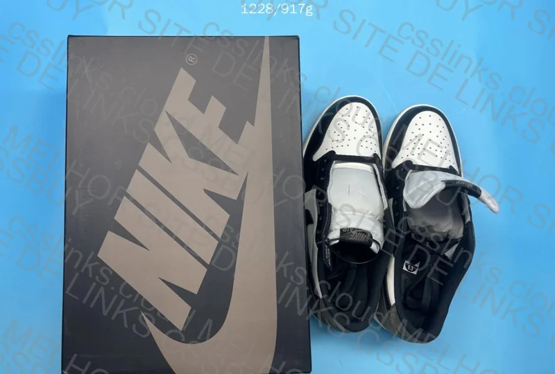 Air Jordan 1 Low Mocha OG 8