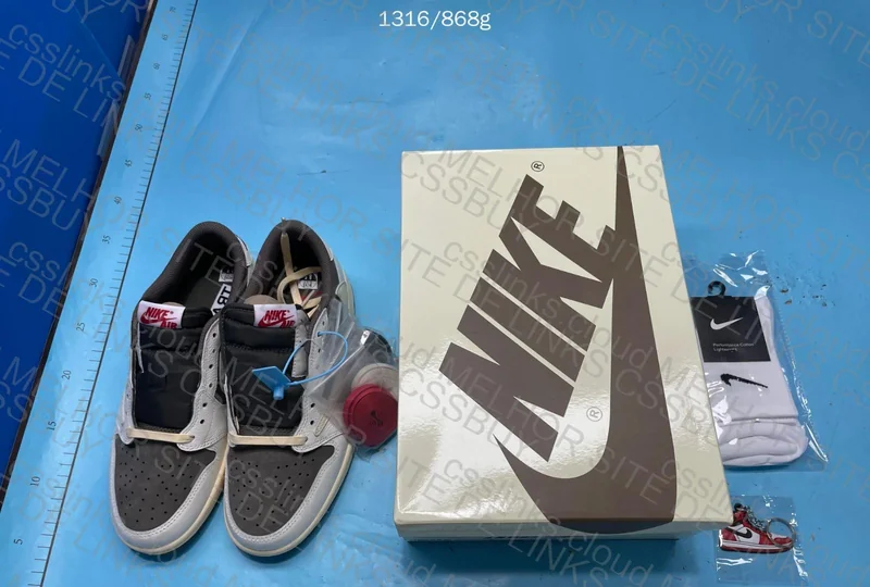 Air Jordan 1 Low Reverse Mocha 3