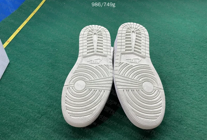 Air Jordan 1 Low SE Barely Green 8