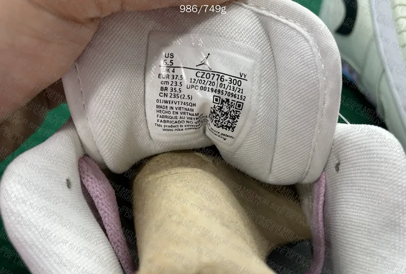 Air Jordan 1 Low SE Barely Green 9