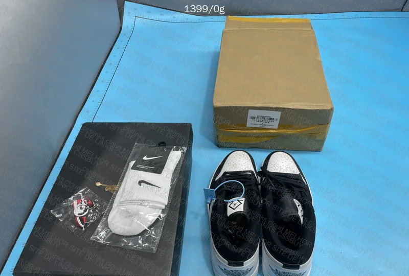 Air Jordan 1 Low SE Diamond 3
