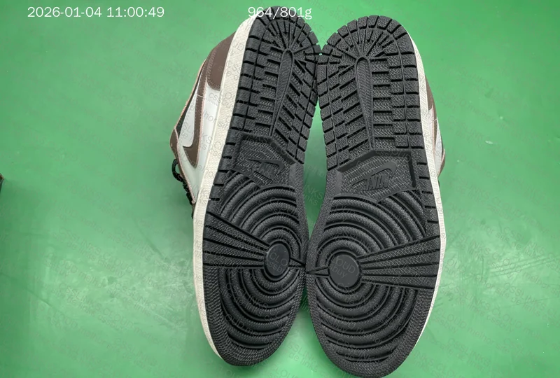 Air Jordan 1 Low SE Mocha 4