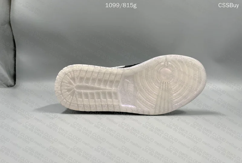 Air Jordan 1 Low SE Panda Grey 4