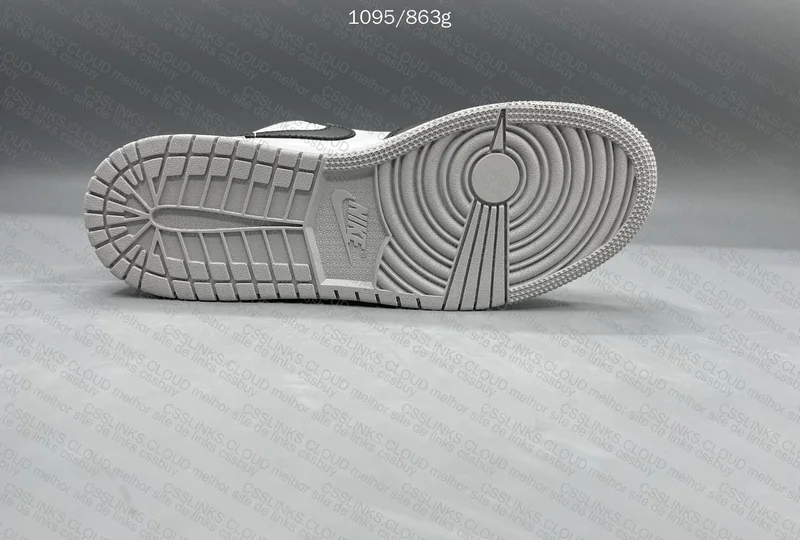Air Jordan 1 Low - Shadow Toe 4