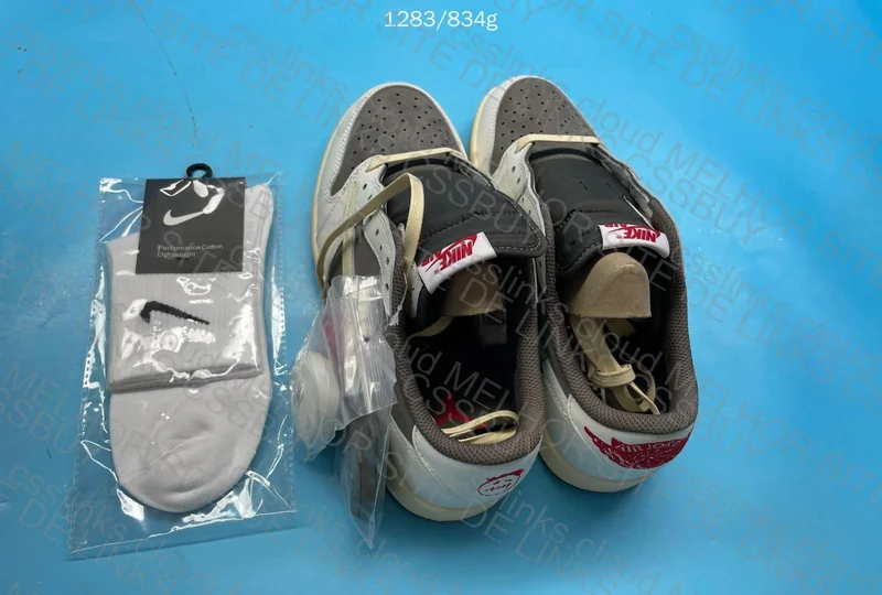 Air Jordan 1 Low Travis Reverse Mocha 4