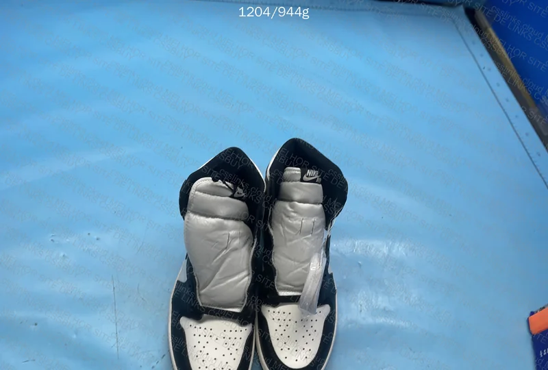 Air Jordan 1 Retro High Dark Mocha 4