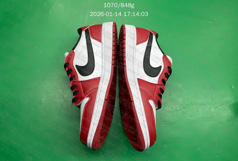 Air Jordan 1 Retro Low Chicago (2016) (705329-600) 3