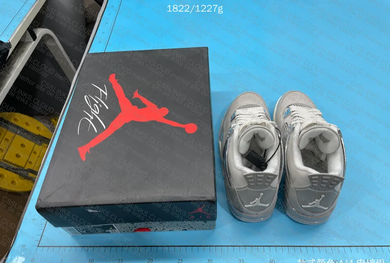 Air Jordan 4 Frozen Moments 4