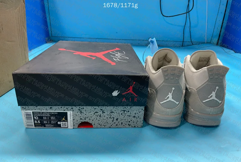 Air Jordan 4 Frozen Moments