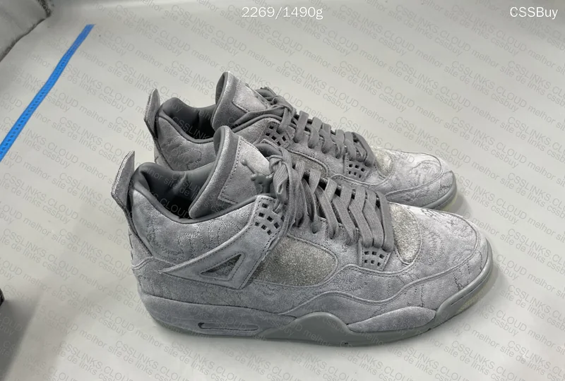 Air Jordan 4 KAWS 2