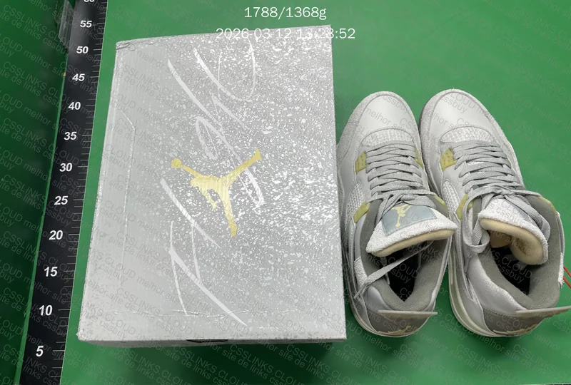Air Jordan 4 Photon Dust
