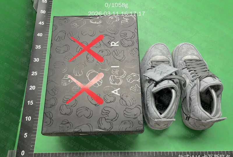 Air Jordan 4 x Kaws Cinza