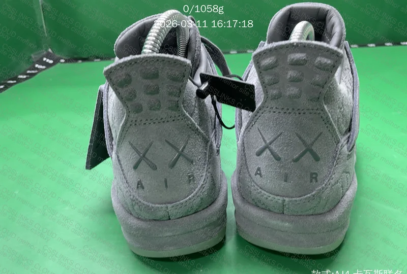 Air Jordan 4 x Kaws Cinza 2