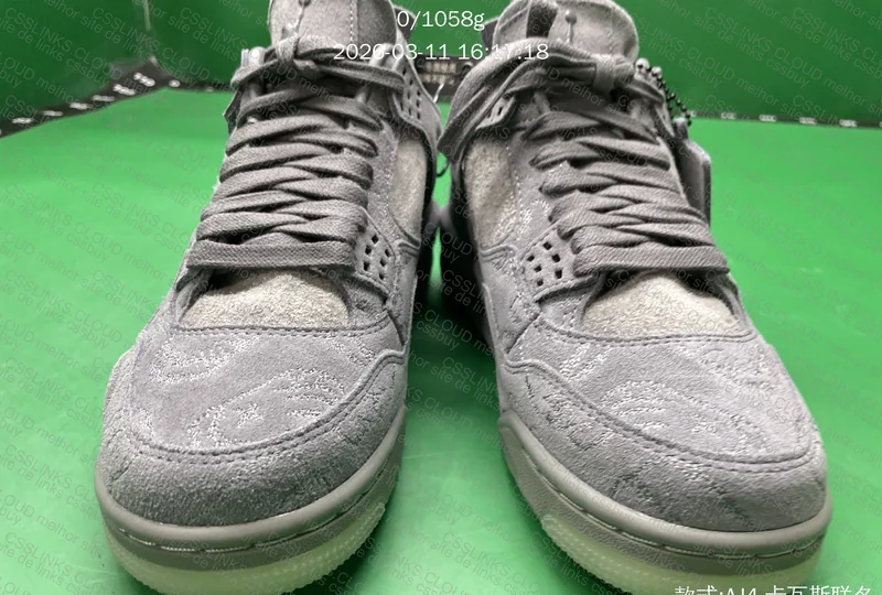 Air Jordan 4 x Kaws Cinza 3