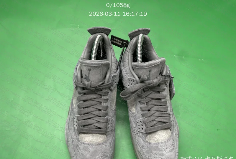 Air Jordan 4 x Kaws Cinza 4