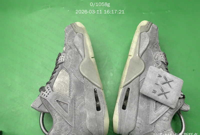 Air Jordan 4 x Kaws Cinza 5