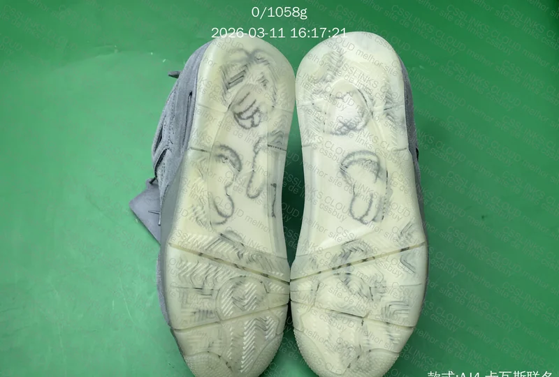 Air Jordan 4 x Kaws Cinza 6