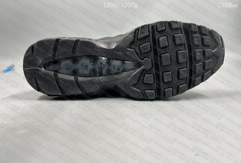 Air Max 95 Slightly Misaligned 2