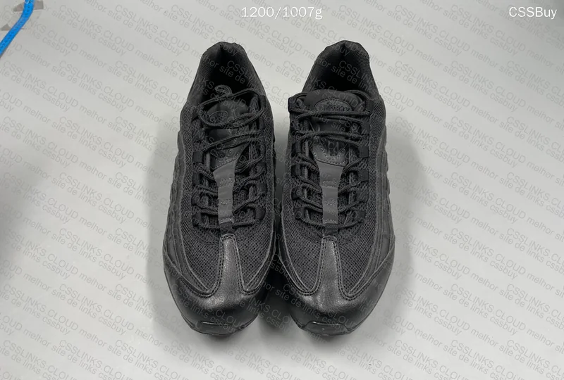 Air Max 95 Slightly Misaligned 3
