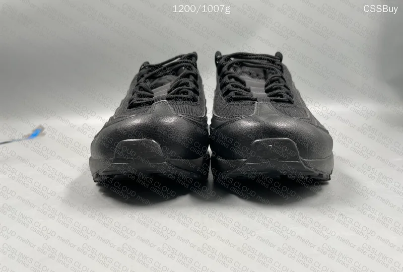 Air Max 95 Slightly Misaligned 4