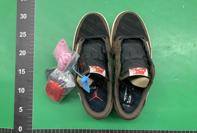 AJ1 dark mocha travis