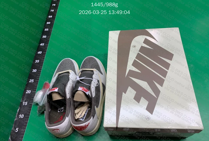 AJ1 LOW REVERSE MOCHA TRAVIS 10