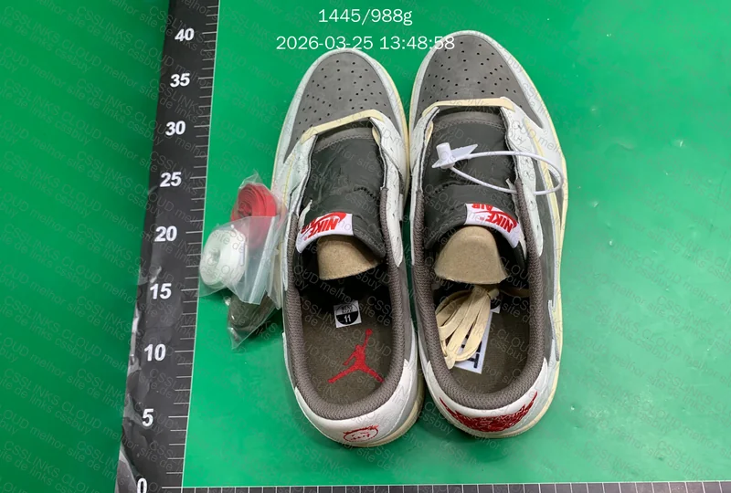 AJ1 LOW REVERSE MOCHA TRAVIS 2